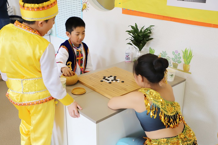 Students play traditional Chinese games