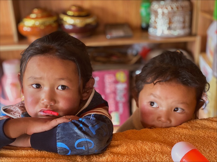 Two Tibetan girls