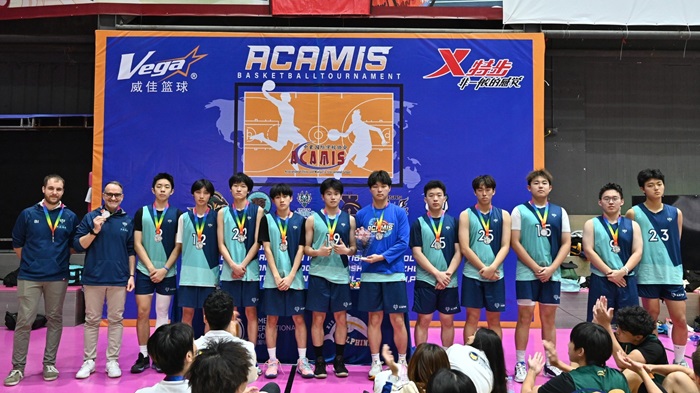 Boys basketball team won silver medals