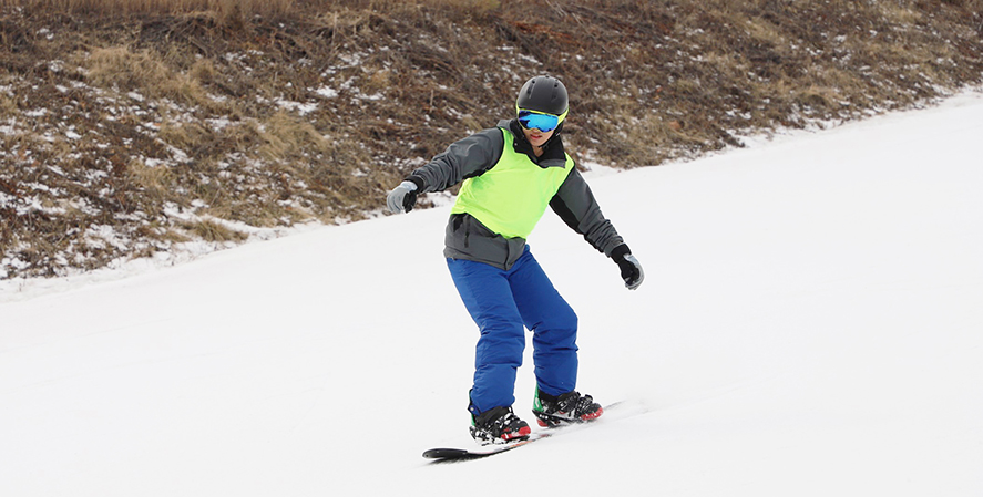 Snowboarding on the Anbo resort slope