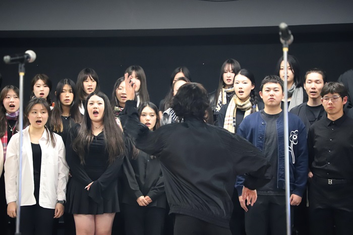 Secondary school choir directed by a student conductor