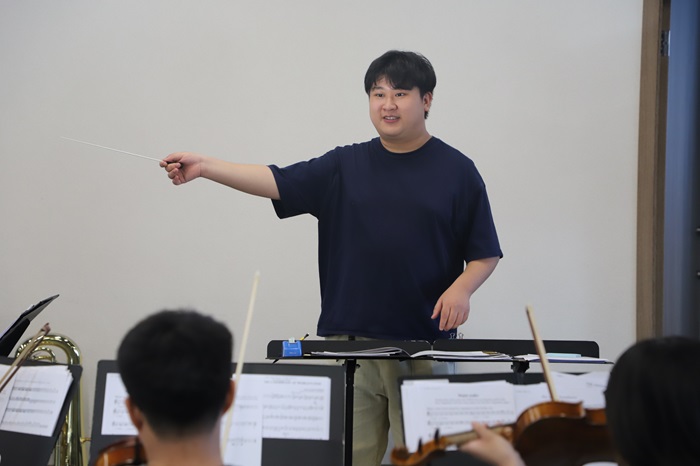 Peter Zhang Ruiming conducting a students practice