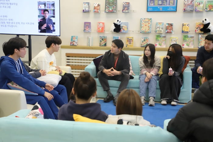 Students meeting Beulchan Lee