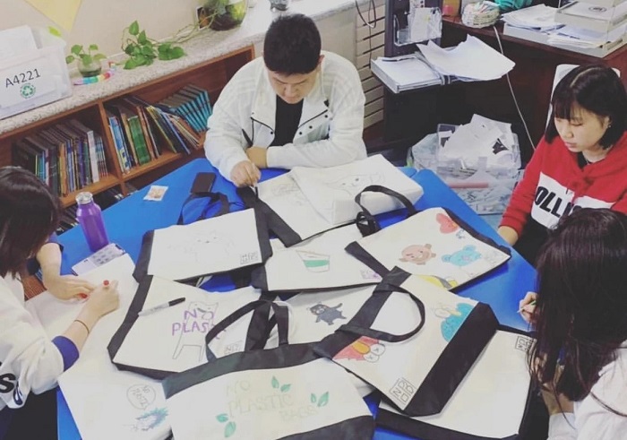 Students decorate cloth bags